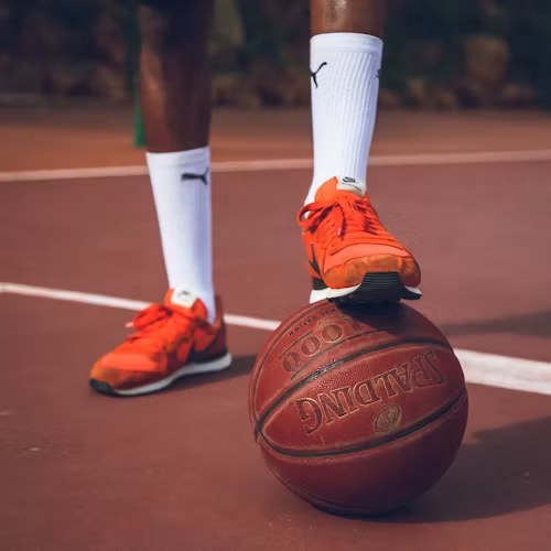 Oranje sneakers op een basketbal